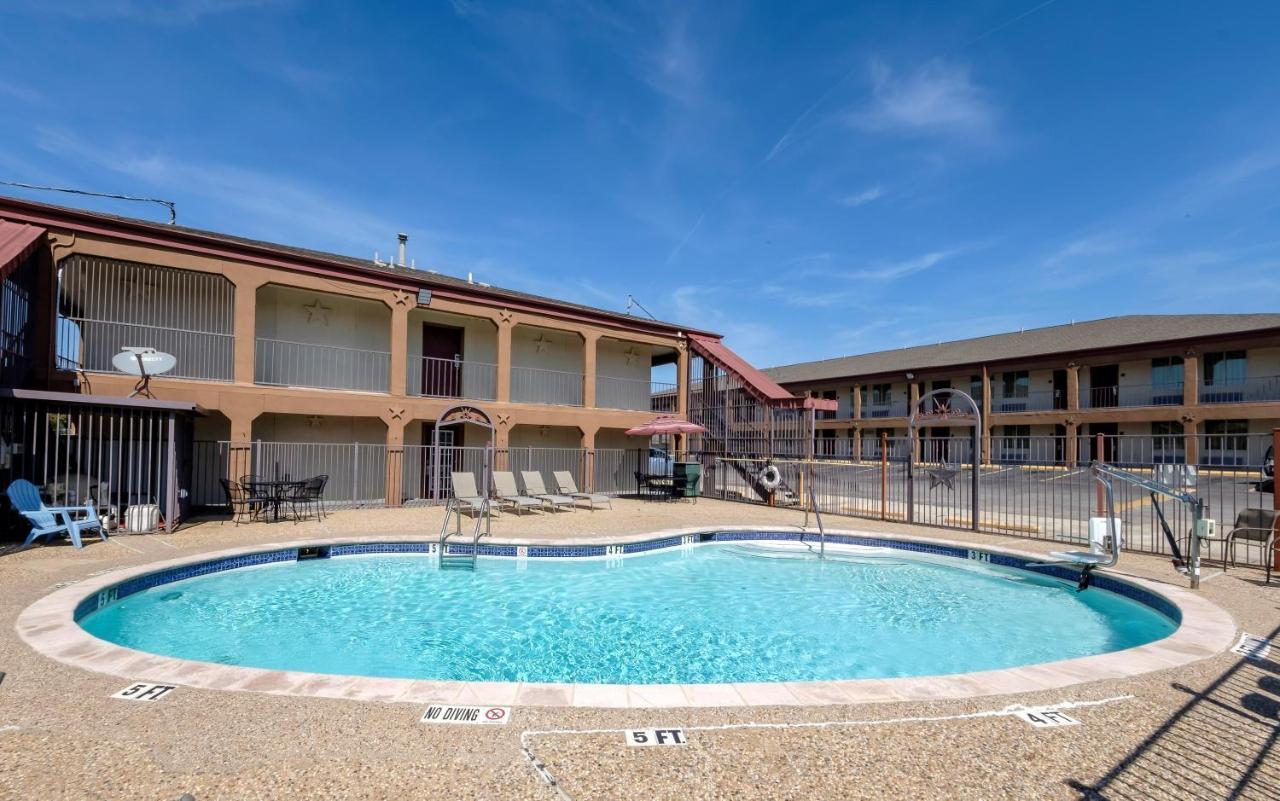 Red Roof Inn Arlington - Entertainment District Bagian luar foto