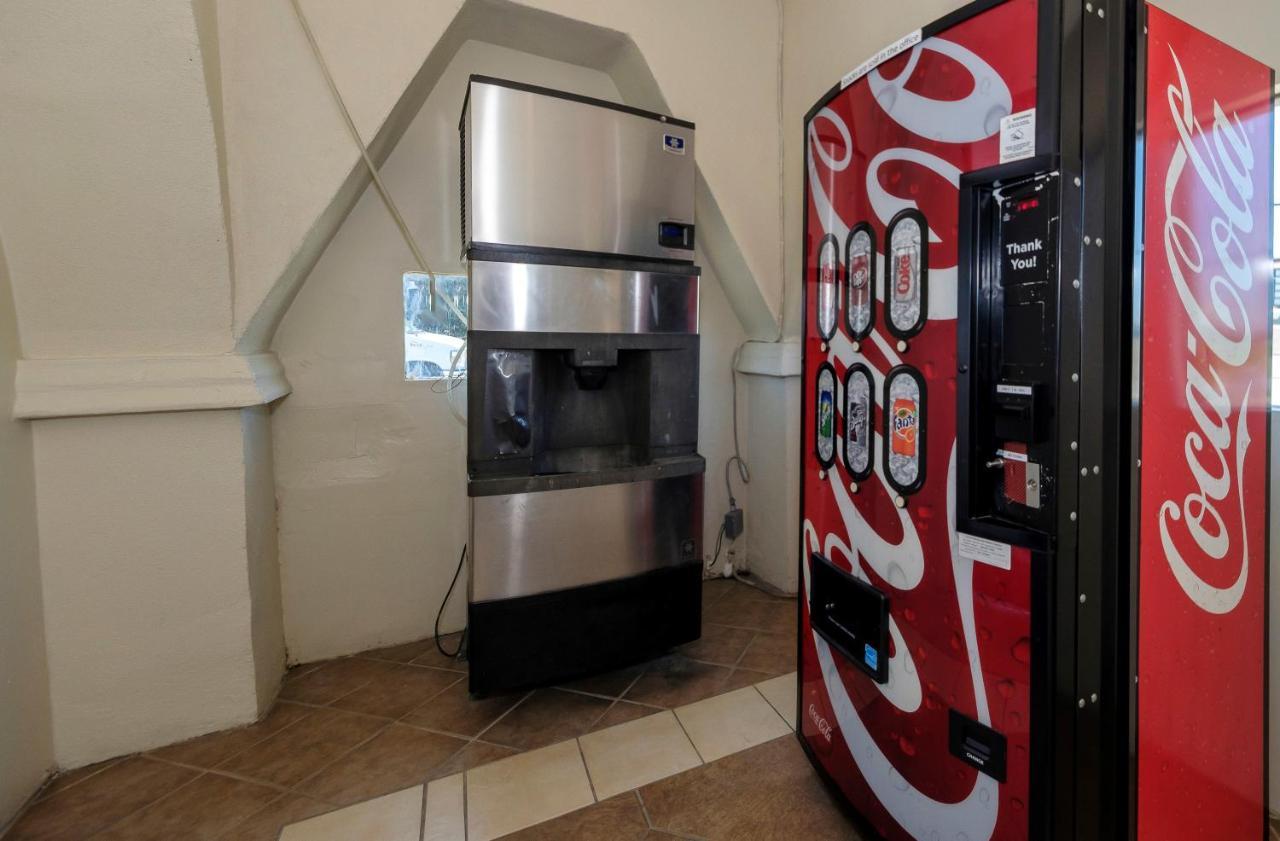 Red Roof Inn Arlington - Entertainment District Bagian luar foto