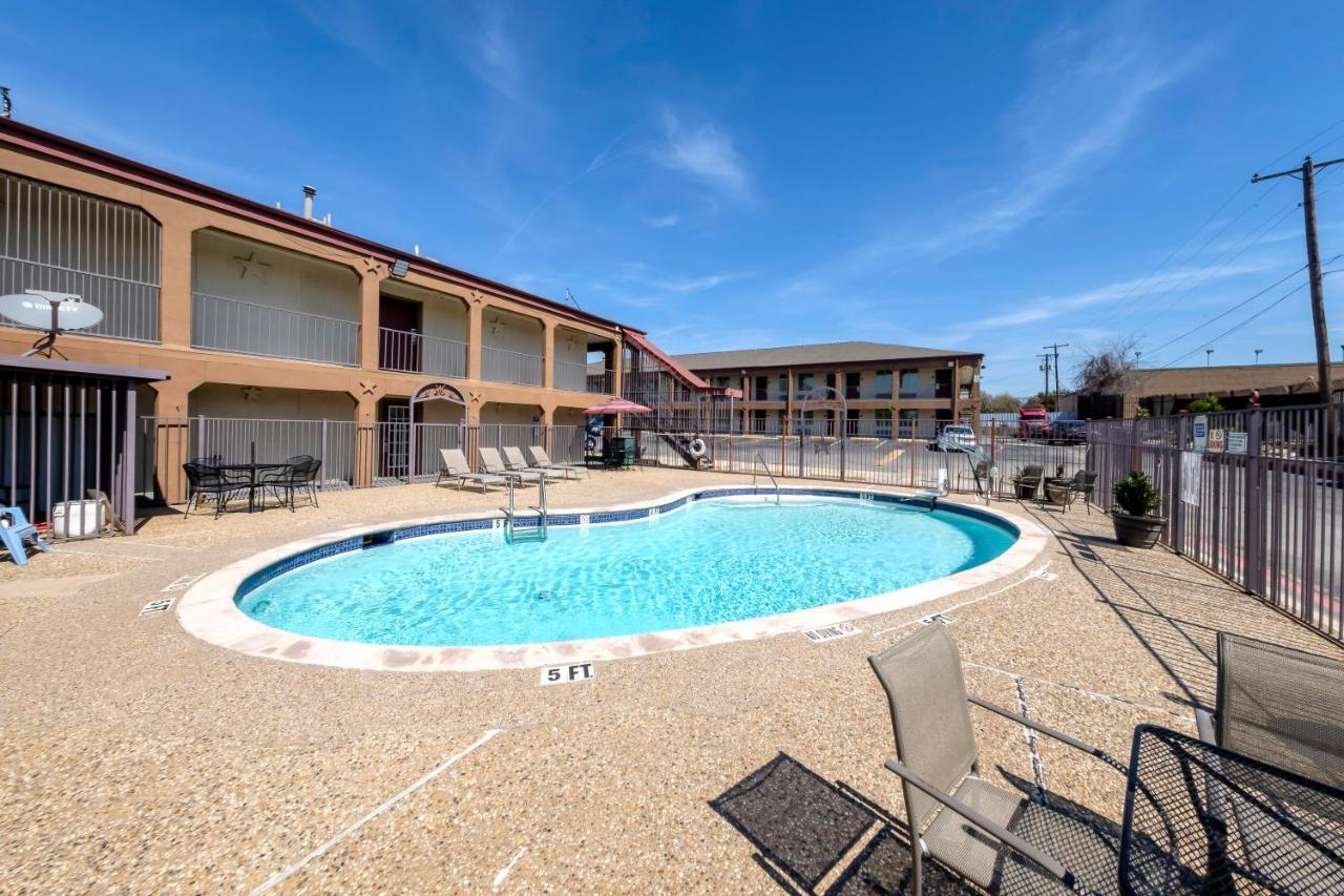 Red Roof Inn Arlington - Entertainment District Bagian luar foto